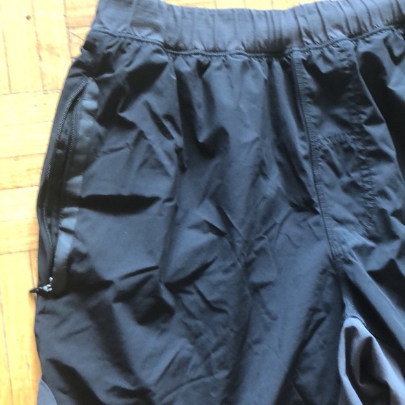 Lululemon jogging shorts - Picture 3 of 5
